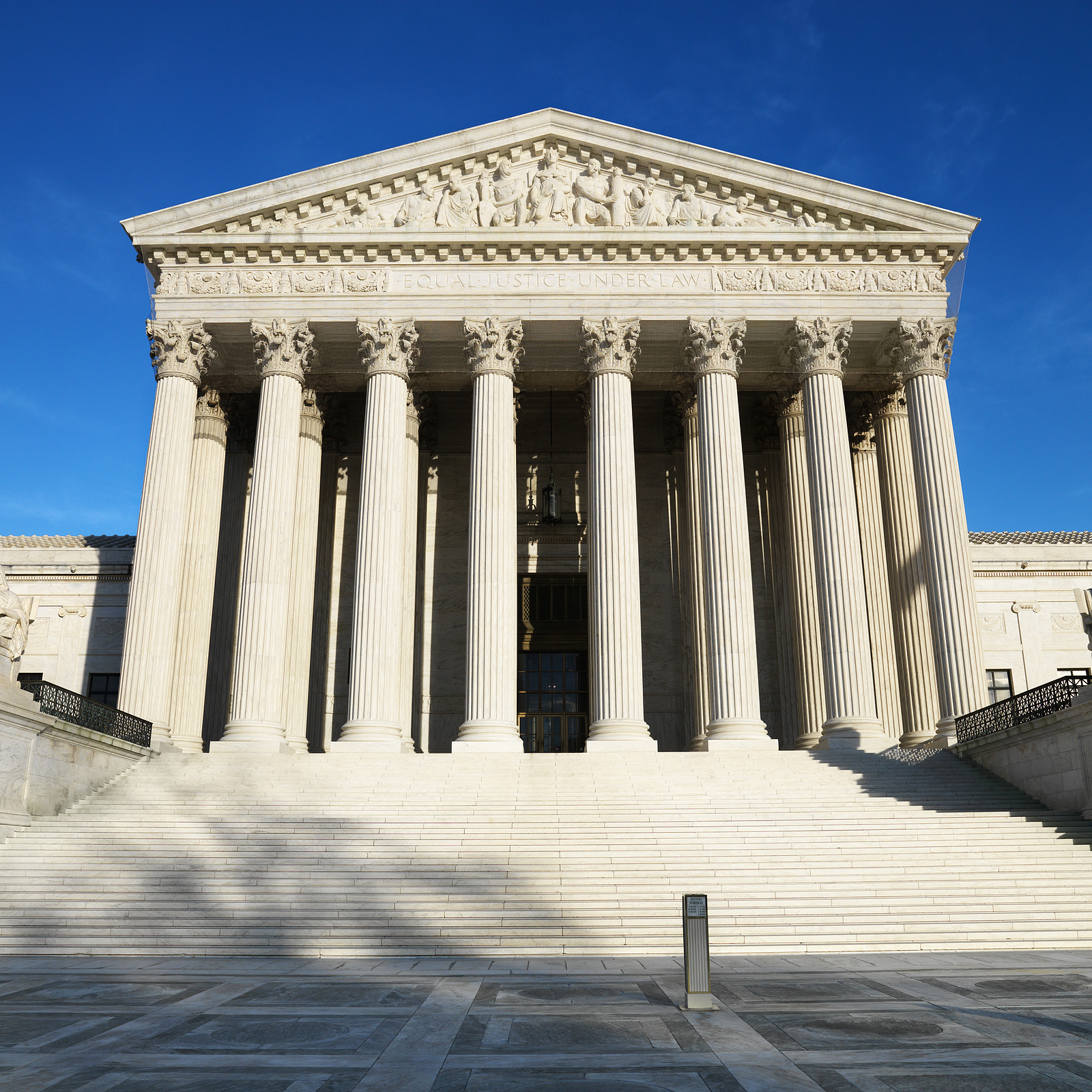 La Cour suprême des États-Unis renverse l’arrêt Roe v. Wade : les États sont libres de déterminer eux-mêmes leur législation relative à l’avortement
